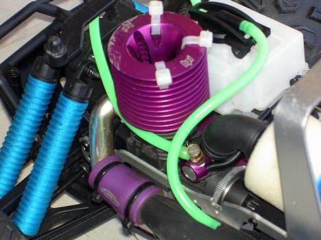 Truck Savage 25  - Lyseblå shock socks,nye fuel lines. så mangler der bare Novahoved,billet tank og rdl udstødning. billede 9