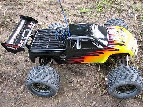 Off-Roader Traxxas Revo 3.3 - Min Revo 3.3 med nyt karos og fælge/hjul. Malet af Michael E (Østjylland) billede 1