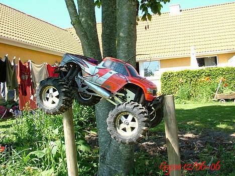 Off-Roader Savage 25 :o) - Tror den føler sig lidt Hængt op ! billede 7