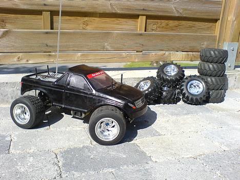 Off-Roader 4WD HBX Bonzer / RC BANE! - her er bilen i on-road tilstand med alle off-road dækkene i bagrunden billede 10