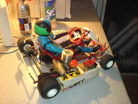 Bil Kyosho Kart *Solgt* - Nitrotank er smart placeret i sidekasssen billede 3