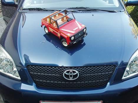 Bil Mercedes Benz offroad.  - Her er den oppe på Corolla´en. billede 17