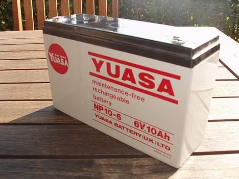 Bil Mercedes Benz offroad.  - ja, et batteri, ved sku ikke et om det er det batteri den køre på, næsten scooter batteri,  eller om det er til at lade med, det væger da lidt over 2kg, men der er plads til det i bilen, men vis der er nogle der ved noget om det så må i gerne skrive. billede 20