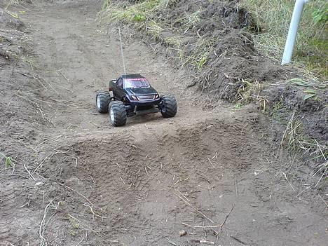 Off-Roader 4WD HBX Bonzer / RC BANE! - Bilen lige inden et Hop på Kaiser banen, læg mærke til lyset i lygterne! billede 17