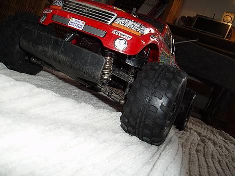 Truck Tamiya Mighty Bull - nyt billede med nye dæk og fælge på. fed vinkel. billede 2