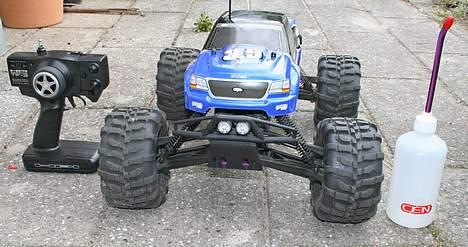 Truck Hpi Savage 3.5 - radiokontrollen , bilen og brændstofdunken . billede 8