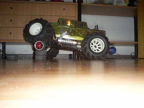 Off-Roader sinyih mt1. projekt.! - hehe..nakket min store bors hummer karos...og hjemme lavet wheelie bar... billede 1