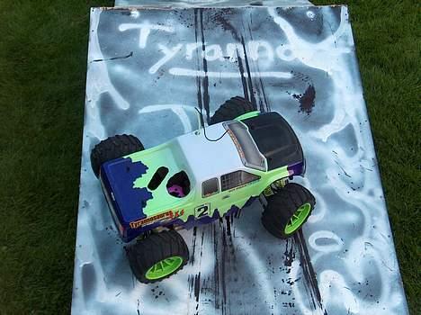 Off-Roader Tyrannosaurus *solgt* - På rampen! Tyranno står der, og Brejne nedenunder (svært at tyde, men det står der!) billede 1