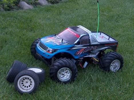 Off-Roader HBX Bonzer Bigfoot - mine proline dæk ved siden af bonzeren billede 6