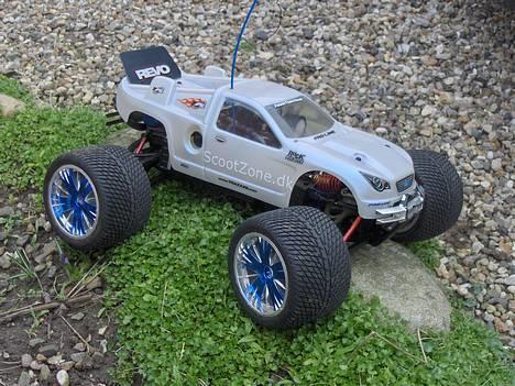 Off-Roader Traxxas revo 2,5R  - Ja jo længere man nærmer sig sommeren jo mere grønt kommer der frem. Og det skulle da lige med :D  billede 12