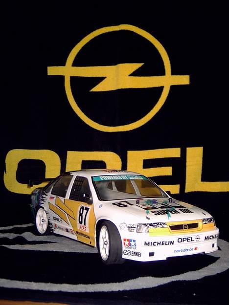 Bil HKS Opel Vectra '87 FF01 - Som ægte racer kører den på slicks. De er dog begyndt at sprække, da de jo er 11 år gamle. billede 7