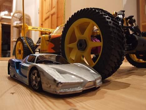 Buggy bazooka pro 4#4 ( SOLGT ) - Her kan man se hvor store hjulene er i forhold til en mini-z.. billede 12