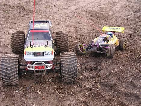 Off-Roader Genesis 46. SOLGT - mig ved siden af en 1/8 bazooka med 3.5 hk hmm savage har 2.3 hk det er sku sølle.mindre end en buggy. jeg har selv 5 hk billede 8