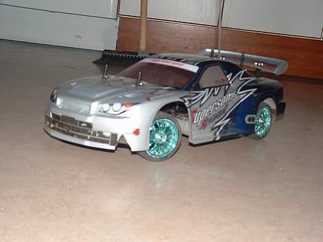 Bil rc-bil - har rykket dækkende af et par gange derfor har limet dem fast billede 5