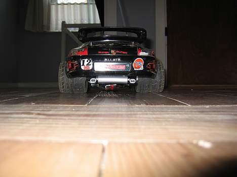 Bil porsche 911 - bilen set bag fra lidt væk billede 3