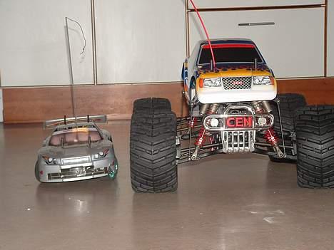 Bil GENESIS  Monster Truck - hm den er lidt stor i forhold til den anden rc bil jeg har billede 7