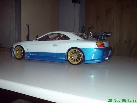 Bil TT-01 - Farver der er brugt. Sort, hvid og metallic blå. billede 3