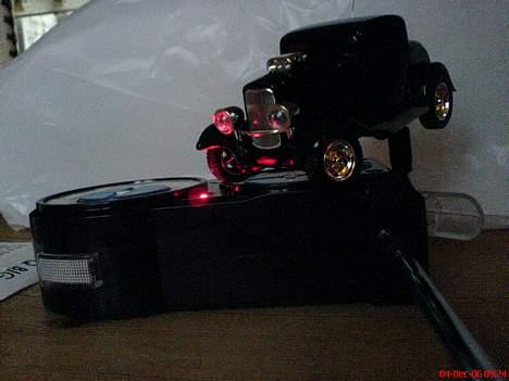 Bil FORD!  Hot Rod - i opladeren! den klare knap der kan ses til venstre på fjernbetjening. når der køres og den knap trykkes ind. fungere den som "nos" så sker der sku noget!!!!!! billede 20