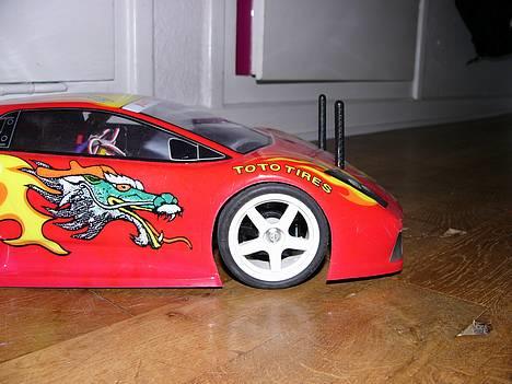 Bil Lamborghini murcielago - Ved baghjulet går skærmkassen endu længere ned over hjulet. End ved forhjulet som er her. billede 6