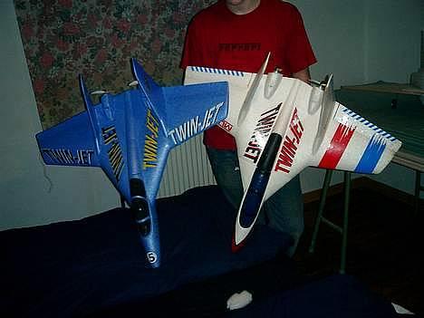 Fly Twin Jet "ødelagt :(" - Mig, og mine elskede twin Jet, dov flyver min far med den ene af dem. Så vi kan flyve lidt res :P billede 1
