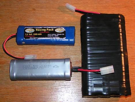 Bil Tamiya Stadium raider - Batteripacks Den blå er 1500 mAh den grå 1800 mAh og den store sorte er 7000 mAh billede 12