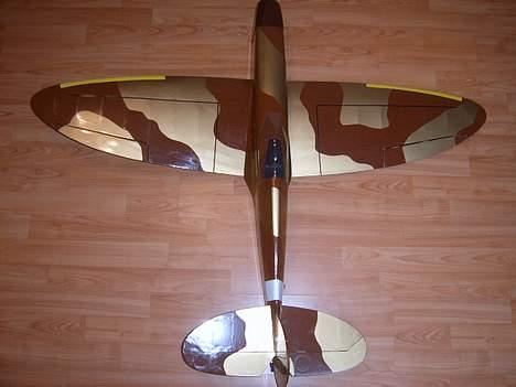 Fly Spitfire.  Smadret. - formen er der, men det er farven godtnok ikke.. ; ) billede 4