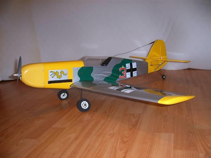 Fly MESSERSCHMITT.. Smadret. - Færdig og flyveklar, flyet er lynhurtig, og har næsten for meget power. billede 2