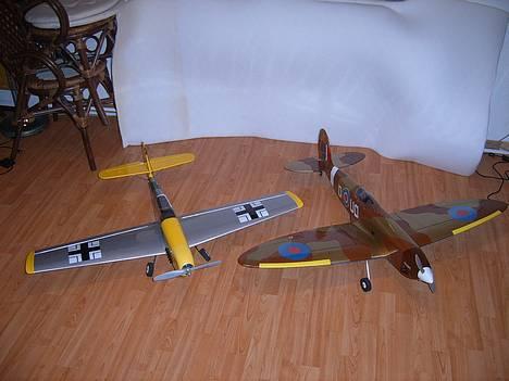 Fly MESSERSCHMITT.. Smadret. - ME109 erens vel nok mest kendte fjende fra ww2, Spitfireren. billede 16