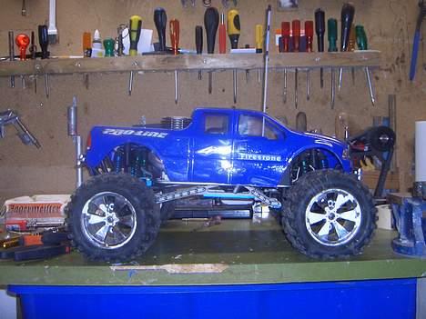Bil traxxas t max - er den ikke sej når den er hævet lidt i bagenden.?? billede 1