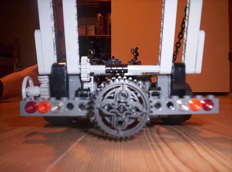 Lastbiler LEGO  - Bagfra. Det store tandhjul er til at dreje den bagerste aksel på hængeren billede 6