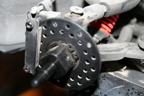 Bil Mercedes Benz C kl. 1:5 - Sådan skal det se ud. Justering af bremser kan ske ved at løsne eller spænde boltene ved klodserne billede 18