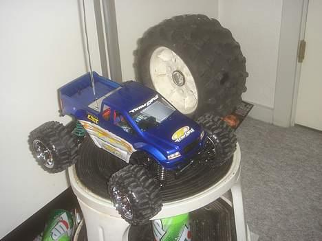 Off-Roader team losi mini lst - ja den er så lille at den hurtigt kan blive væk bag et 1/6 monster dæk billede 7