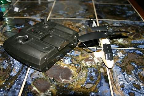 Helikopter Picooz micro - Helikopteren og opladeren/kontrollen billede 2