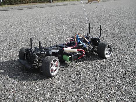 Bil Tamiya TL-01 >Tobias< - JAA! så kom den ud i solen med NYE fælge og fartegulator... :D  Mangler bare karossen... billede 1