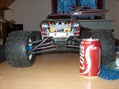Off-Roader Traxxas revo 3,3 - med Progresiv affjedring og karossen hævet et hul... så passer tank hullet bedre billede 7