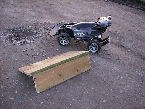 Buggy Nikko 1:10 El Offroad  - og der er den ved siden af mit flyvehop. billede 12