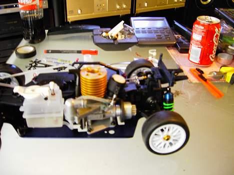 Bil prosche 1:10 (kyosho) - er den ikke fin..... MEN DET SKAL DEN IKKE VÆRE .......DEN SKAL VÆRE RÅ!!!!! billede 2