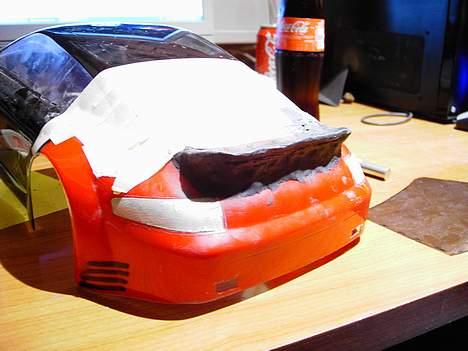 Bil prosche 1:10 (kyosho) - åhh jo ...spoilen er forkert syntes jeg og til det bruges epoxy´s den nye modelervoks . billede 6