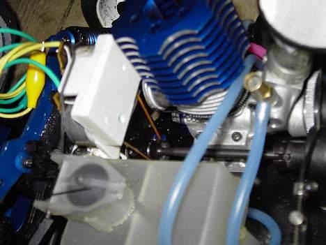 Bil TOYOTA COROLA (sinyih) - her tv ser i så den lille hvide kasse hvor jeg har monteret 2 stk motore som fungere som generation. billede 4