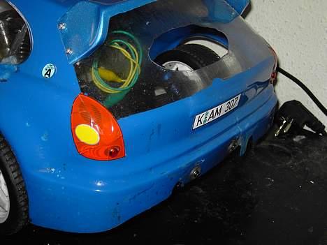 Bil TOYOTA COROLA (sinyih) - og her (hvis du kigger godt efter) kan du se de små røde diode glas jeg har sat i baglygterne.-..... billede 9