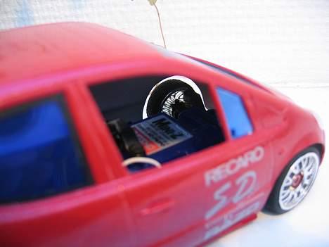 Bil Kyosho Mini-z - Ja man kan jo se ind af vinduet at der sker noget derinde! ;) billede 4