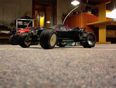 Truck AE T4 - Her er den, orginal karosse i sort med "røde" gennemsigtige bagruder :) billede 1