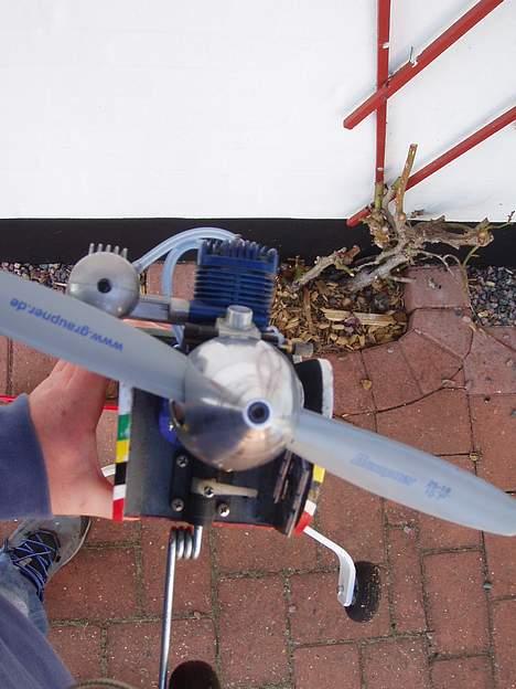 Fly Seagull Bommerang - Motor står og drypper olie af. Gider ikke have nitro overalt på mit gulv når jeg sætter den op på væggen... billede 15