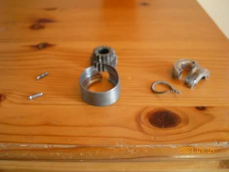 Buggy Atomic Warhead*2 SOLGT - Fra venstre, De pinde der holdte bakkerne (knækket) Midten Tjoo en halv koplingsklokke :) Til højre meget slidte bakker og fjeder. billede 15