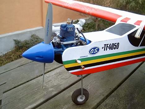 Fly Boomerang 40 - Gløderørs tilslutning og brændstof påfyldnings studs ført gennem skroget  billede 7