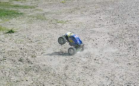 Truck Mini Madness - 1) bak lidt 2) fuld gas, hvor der er en lille ujævnhed. 3) Hvis timingen = OK = baghjul billede 7