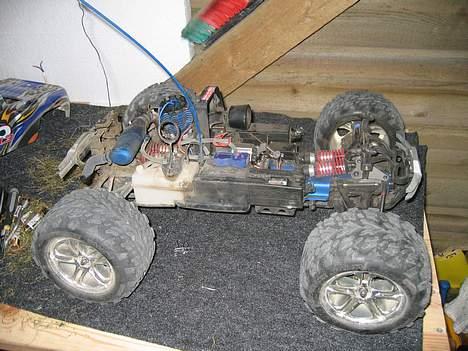 Off-Roader Traxxas revo 3,3 - Har lige svinet den til, så nu skal der renses plejes.. billede 4