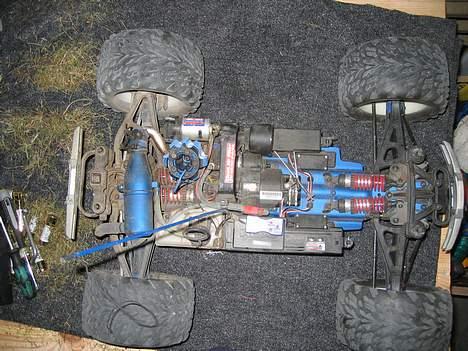 Off-Roader Traxxas revo 3,3 - Lidt beskidt, men den bliver jo også brugt :-) billede 5