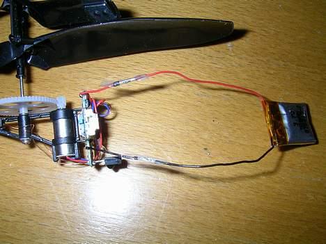 Helikopter Picooz - Så er det nye batteri sat på, tapen er for at isolere, så det ikke kortslutter. billede 10