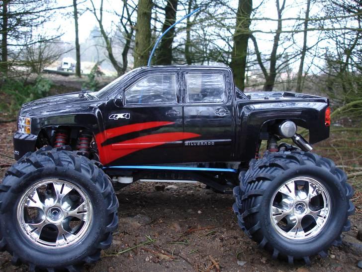 Off-Roader T-Maxx 3.3 - Mit nye karosseri, det er en Chervolet silverado (2007) - jeg er meget stolt af karosseriet som jeg selv har malet =) Surt det skal smadres :P billede 1